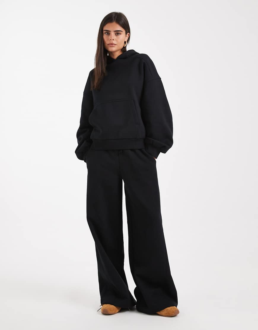 ASOS DESIGN - Hochwertige, schwere Jogginghose in Schwarz mit weitem Bein und Ziernähten, 500 g/m² von ASOS DESIGN