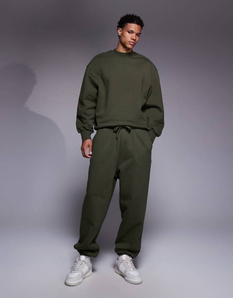 ASOS DESIGN - Hochwertige, schwere Oversize-Jogginghose in Khaki, 400 g/m²-Grün ASOS DESIGN - Hochwertige, schwere Oversize-Jogginghose in Khaki, 400 g/m²-Grün von ASOS DESIGN