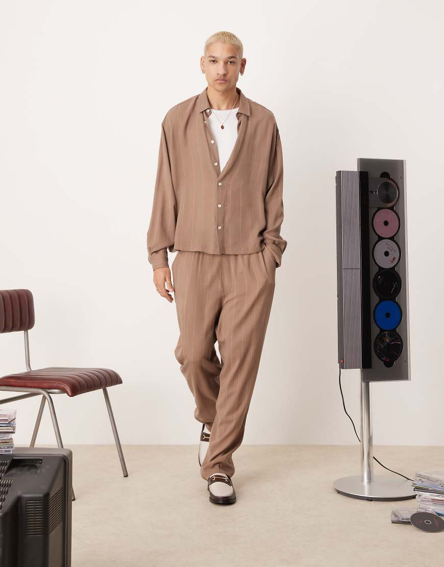 ASOS DESIGN - Hochwertige, weite Hose in Braun gestreift, Kombiteil ASOS DESIGN - Hochwertige, weite Hose in Braun gestreift, Kombiteil von ASOS DESIGN