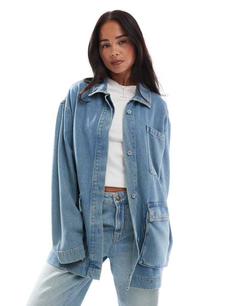 ASOS DESIGN - Hochwertige Denim-Jacke in mittelblauer Waschung mit Trichterausschnitt von ASOS DESIGN