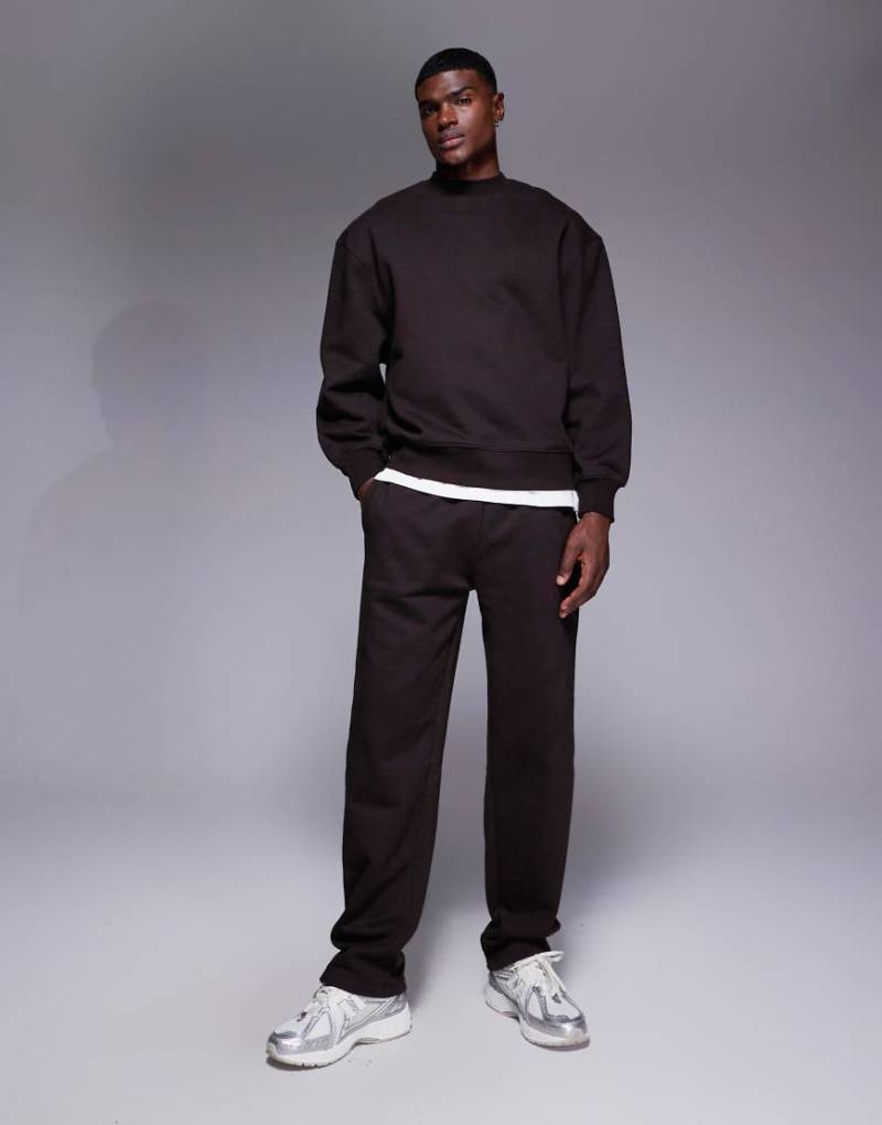 ASOS DESIGN - Hochwertige, gerade geschnittene Jogginghose aus schwerem Stoff in Braun, 400 g/m² von ASOS DESIGN