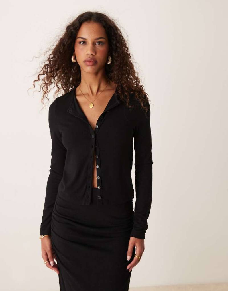 ASOS DESIGN - Hochwertige Modal-Strickjacke in Schwarz mit Knopfleiste von ASOS DESIGN