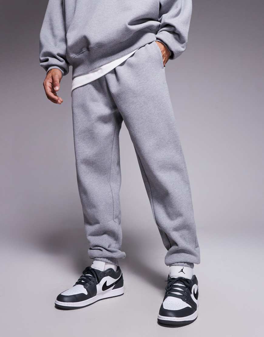 ASOS DESIGN - Hochwertige Oversize-Jogginghose aus schwerem Stoff in meliertem Grau, 400 g/m² ASOS DESIGN - Hochwertige Oversize-Jogginghose aus schwerem Stoff in meliertem Grau, 400 g/m² von ASOS DESIGN