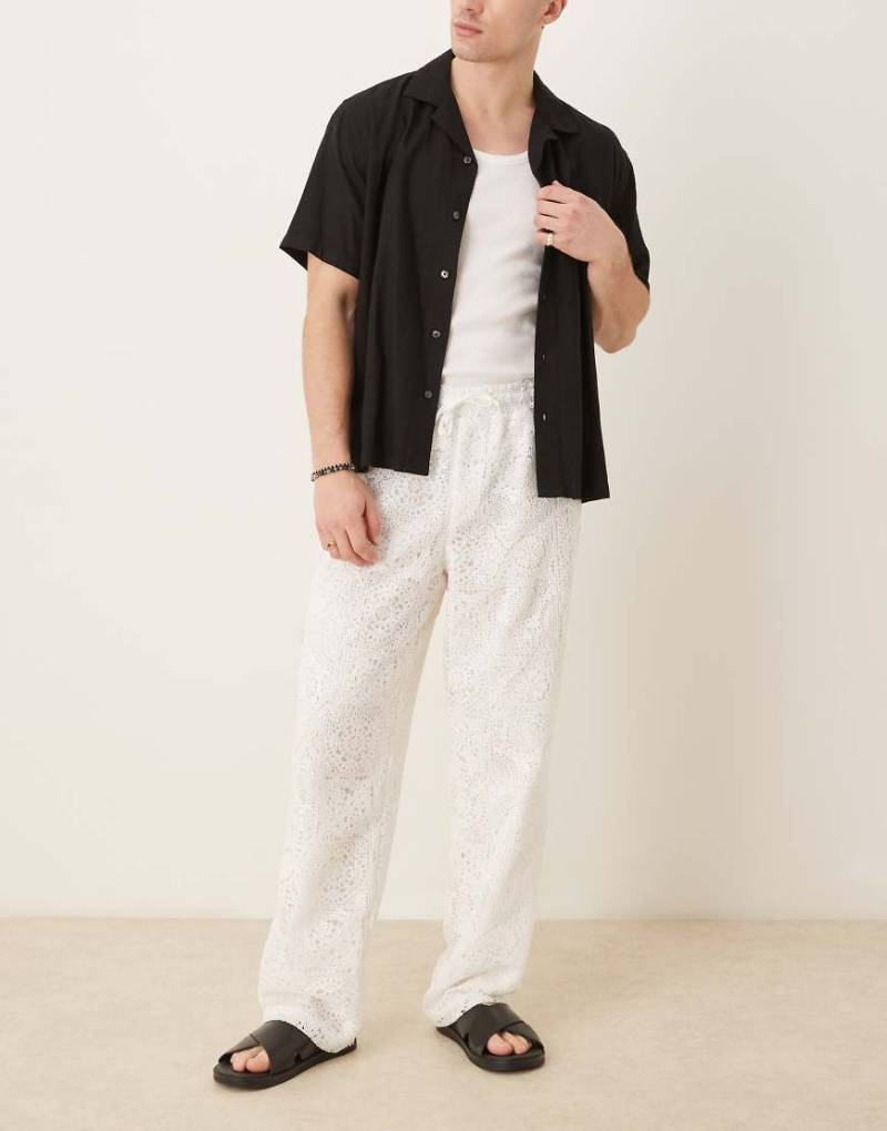 ASOS DESIGN - Hochwertige weite Hose aus Häkelstrick in Weiß von ASOS DESIGN