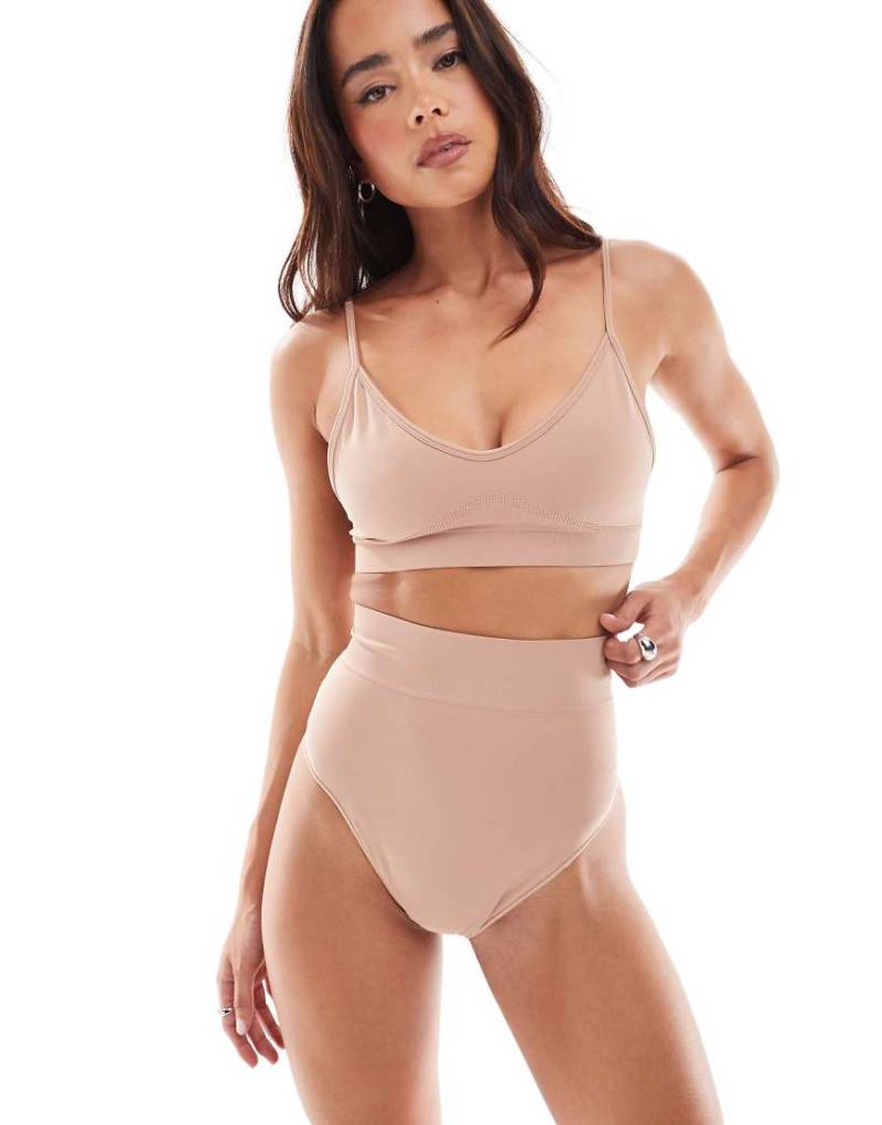 ASOS DESIGN - Hochwertiger, figurformender String-Slip in Beige-Neutral von ASOS DESIGN