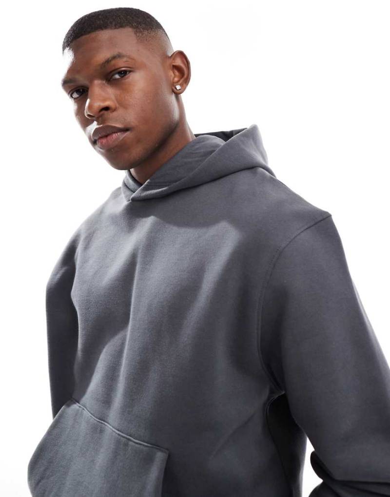 ASOS DESIGN - Hochwertiger, schwerer Kapuzenpullover in verwaschenem Schwarz mit kastigem kurzem Schnitt, 400 g/m²-Grau von ASOS DESIGN