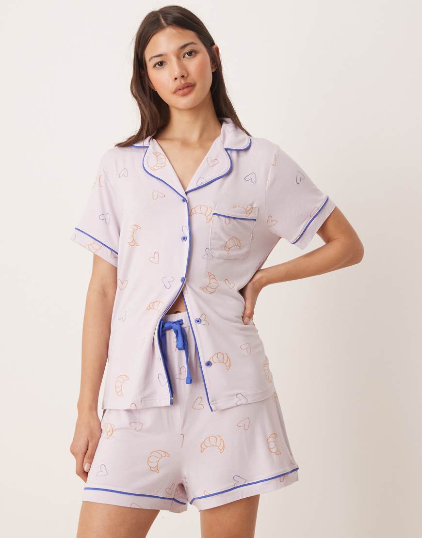 ASOS DESIGN - Hochwertiger, superweicher Pyjama in Flieder mit Croissant-Muster, aus kurzärmligem Hemd und Shorts-Rosa ASOS DESIGN - Hochwertiger, superweicher Pyjama in Flieder mit Croissant-Muster, aus kurzärmligem Hemd und Shorts-Rosa von ASOS DESIGN