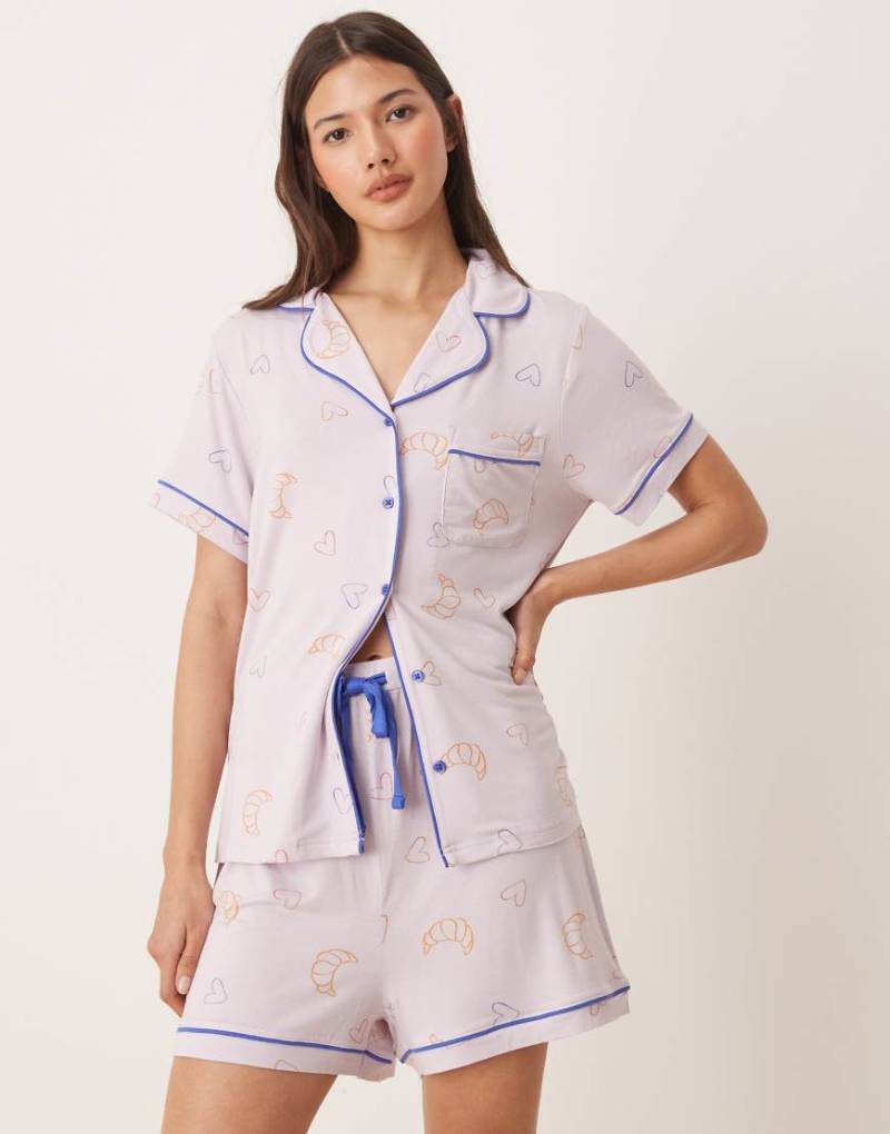 ASOS DESIGN - Hochwertiger, superweicher Pyjama in Flieder mit Croissant-Muster, aus kurzärmligem Hemd und Shorts-Rosa von ASOS DESIGN