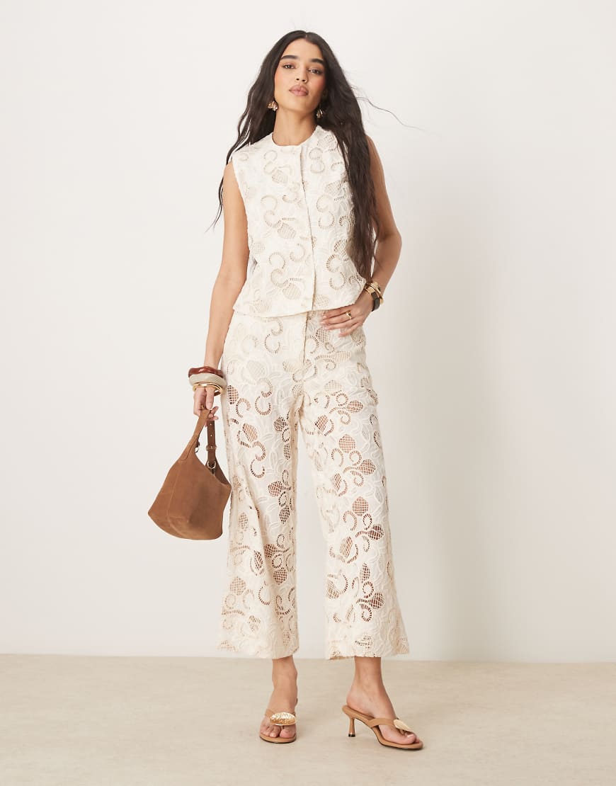 ASOS DESIGN - Hochwertiger Hosenrock in Buttermilch mit floralem Lochmuster, Kombiteil-Gelb von ASOS DESIGN