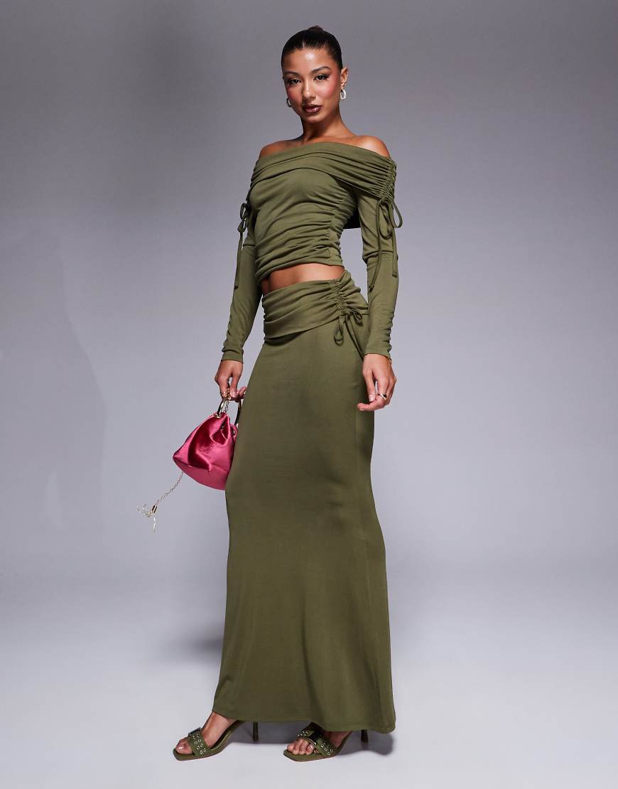ASOS DESIGN - Hochwertiger Modal-Maxirock in Olivgrün mit seitlicher Raffung, umgeschlagenem Bund und Schwalbenschwanz von ASOS DESIGN