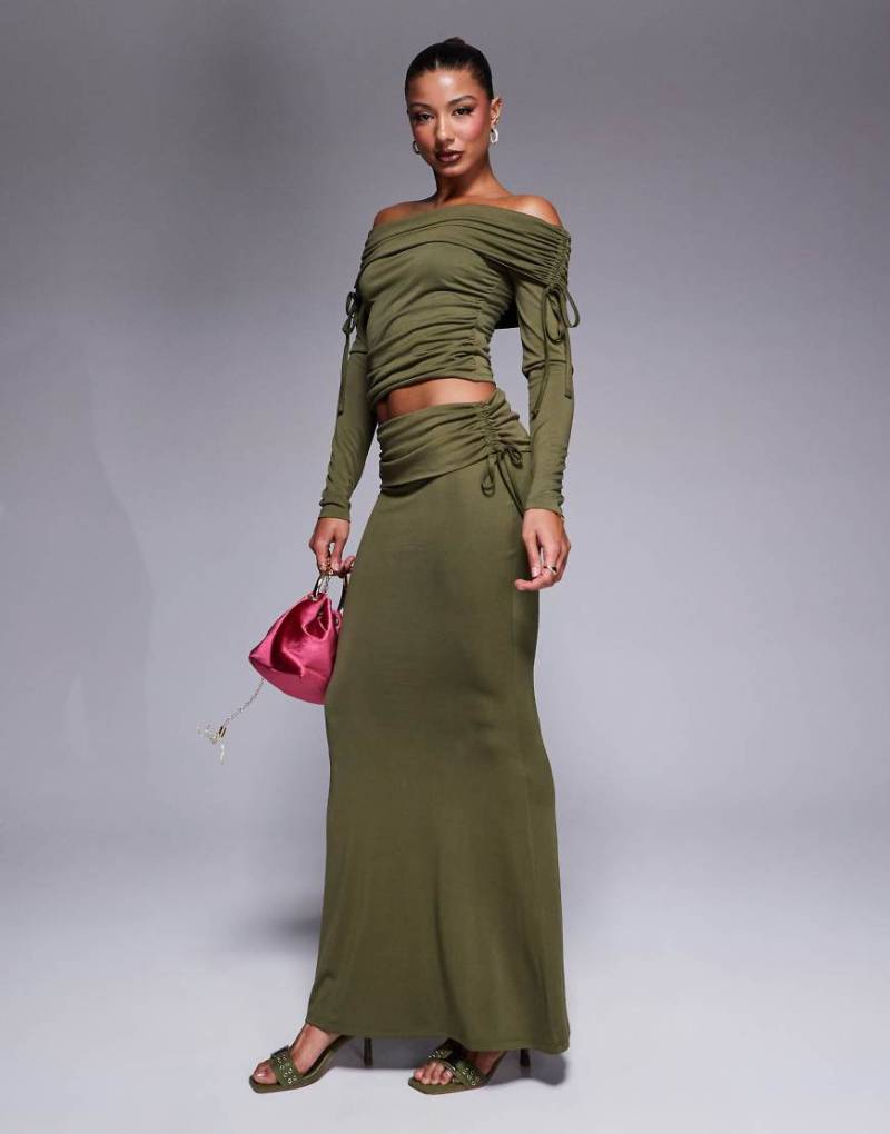 ASOS DESIGN - Hochwertiger Modal-Maxirock in Olivgrün mit seitlicher Raffung, umgeschlagenem Bund und Schwalbenschwanz von ASOS DESIGN