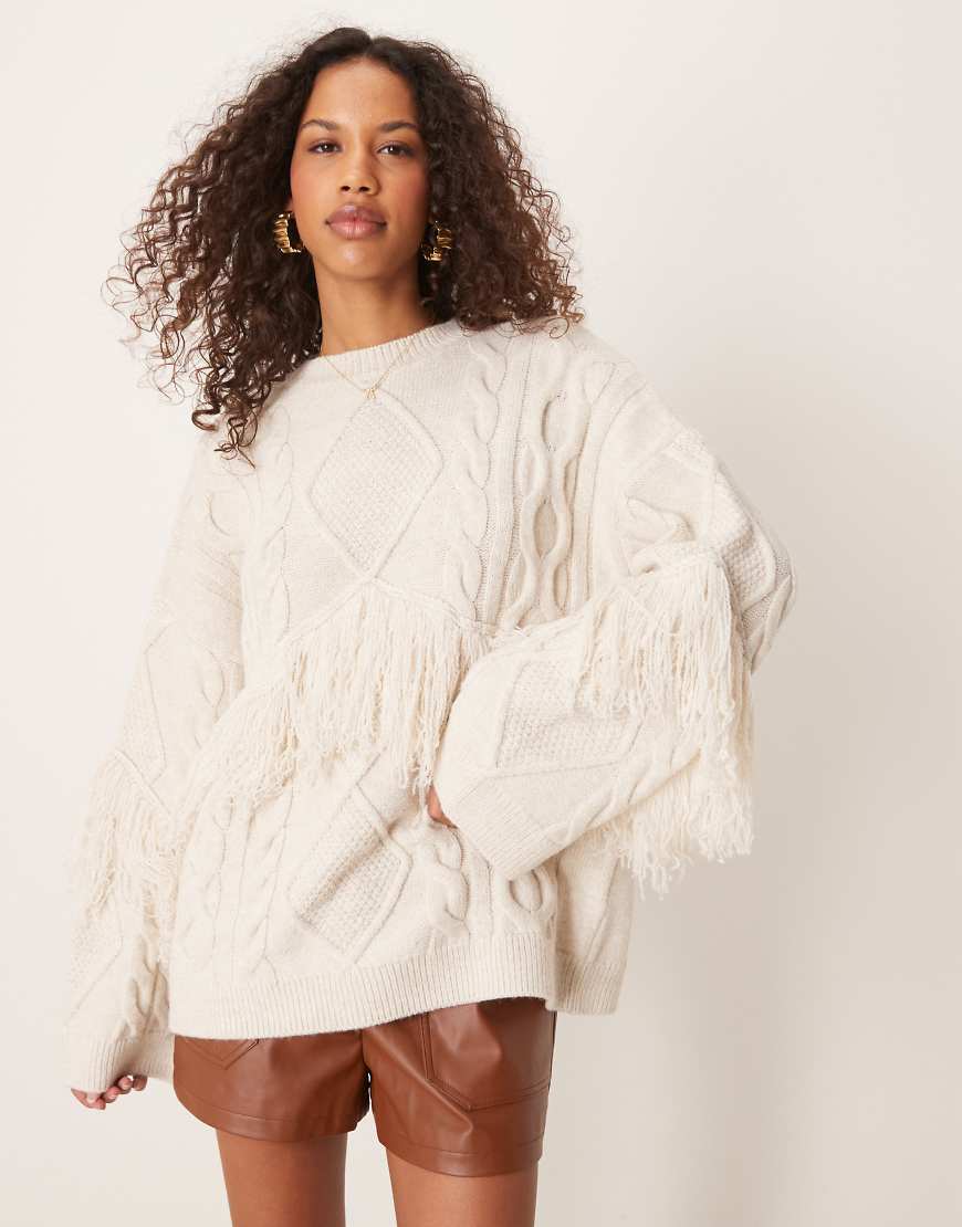 ASOS DESIGN - Hochwertiger Oversize-Strickpullover in Ecru mit Fransen und Zopfstrickmuster-Weiß ASOS DESIGN - Hochwertiger Oversize-Strickpullover in Ecru mit Fransen und Zopfstrickmuster-Weiß von ASOS DESIGN