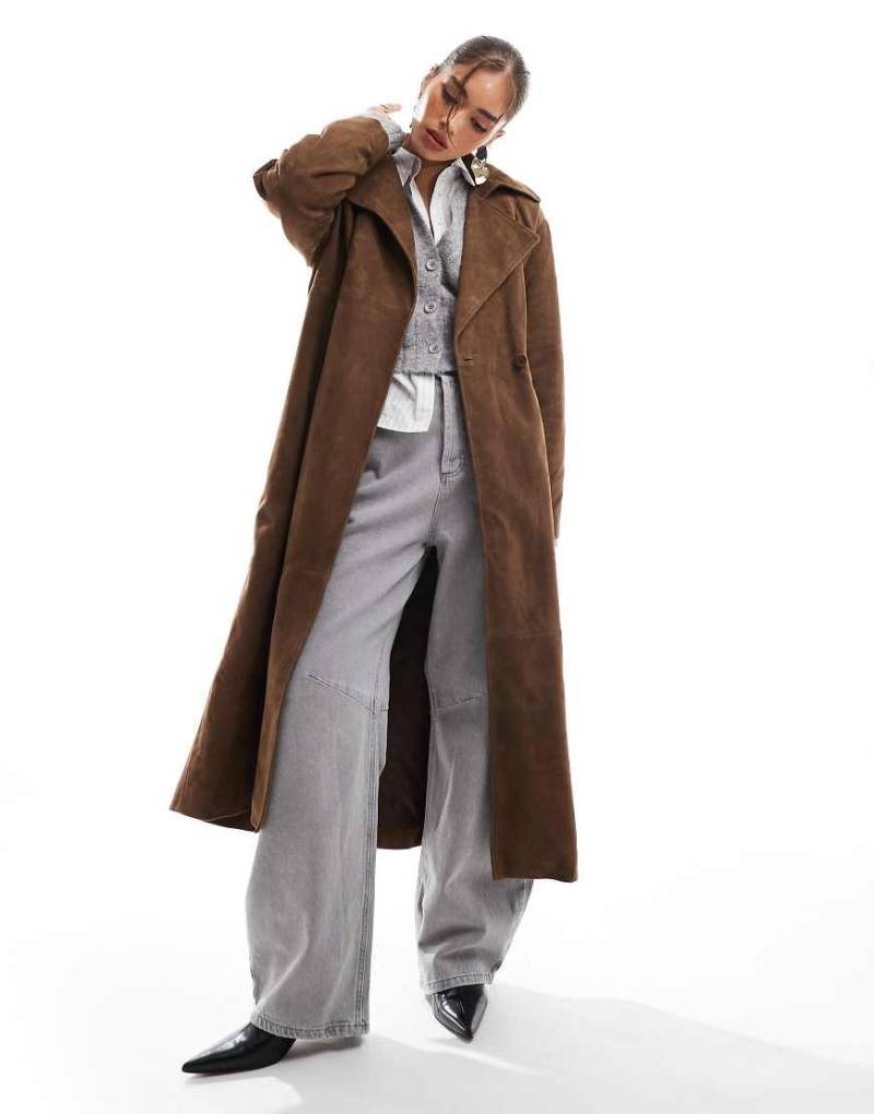 ASOS DESIGN - Hochwertiger Trenchcoat aus Wildleder in Hellbraun von ASOS DESIGN
