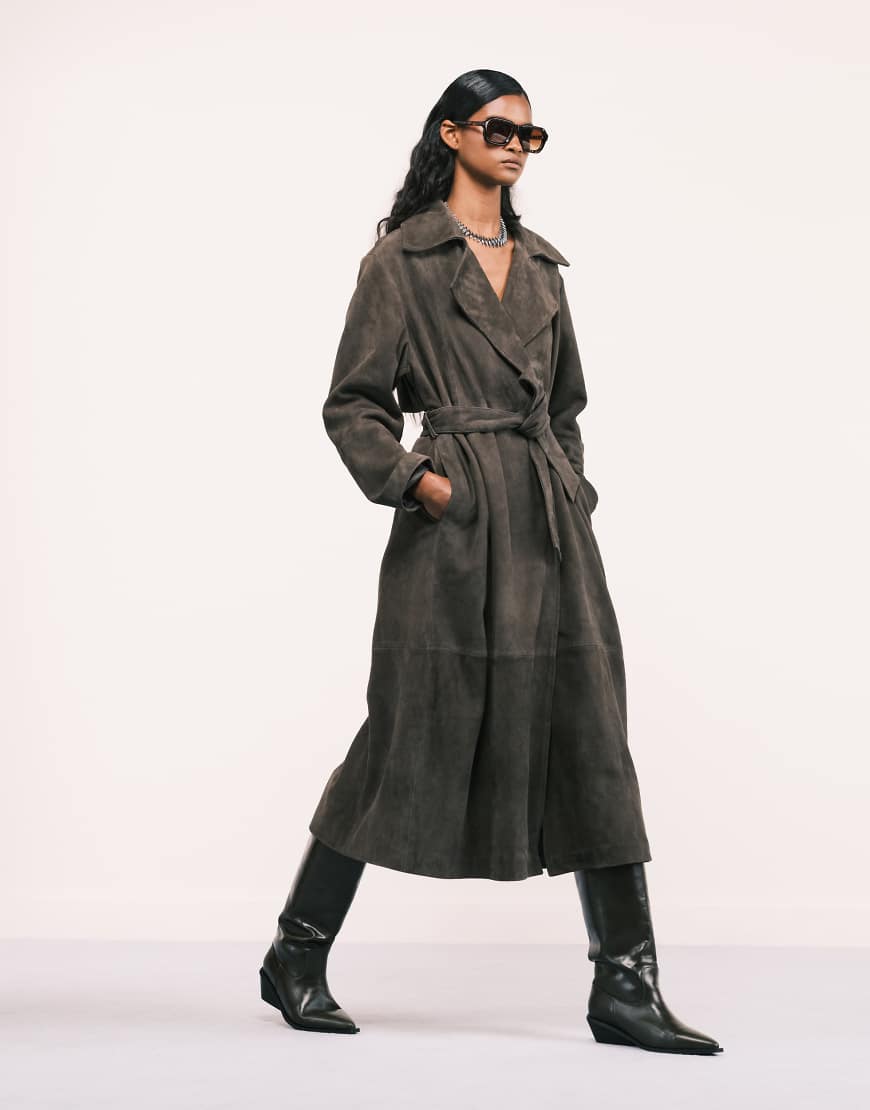 ASOS DESIGN - Hochwertiger Trenchcoat aus Wildleder in dunklem Olivgrün von ASOS DESIGN