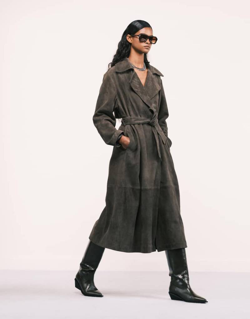 ASOS DESIGN - Hochwertiger Trenchcoat aus Wildleder in dunklem Olivgrün von ASOS DESIGN