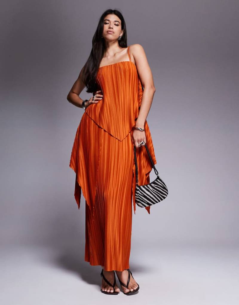 ASOS DESIGN - Hochwertiges, doppellagiges Plissee-Maxikleid in Rostrot mit eckigem Ausschnitt und weitem Saum-Orange von ASOS DESIGN