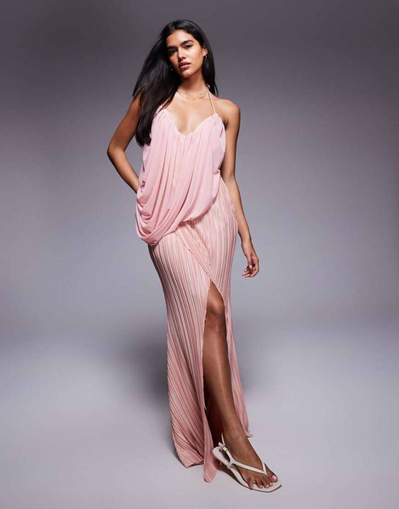 ASOS DESIGN - Hochwertiges, drapiertes Plissee-Maxikleid in Hellrosa mit überkreuzten Trägern von ASOS DESIGN