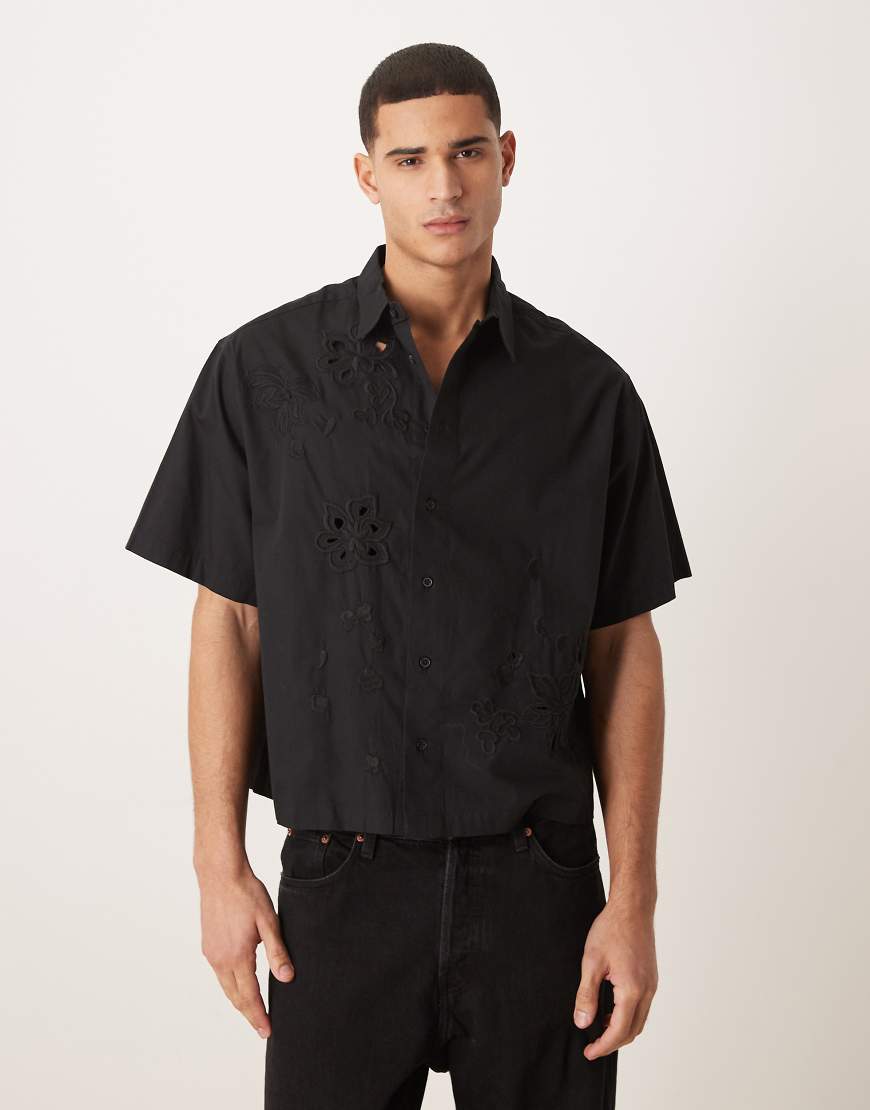 ASOS DESIGN - Hochwertiges, kastiges Oversize-Hemd in Schwarz mit Blumenstickerei von ASOS DESIGN