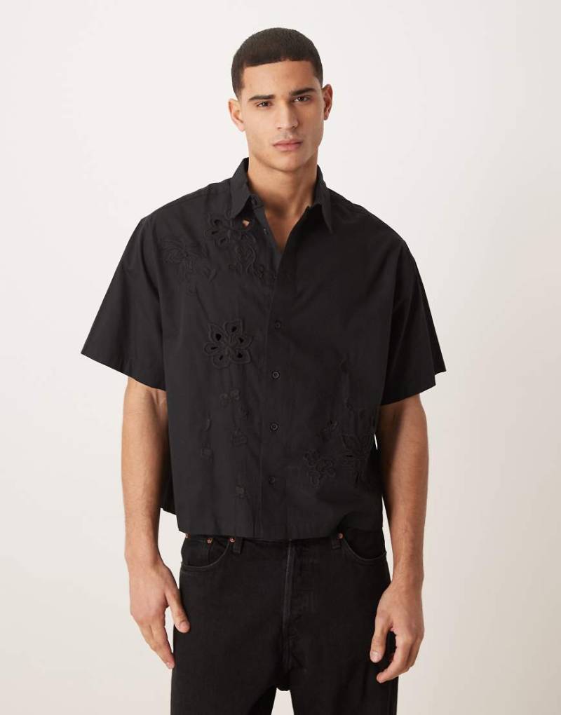ASOS DESIGN - Hochwertiges, kastiges Oversize-Hemd in Schwarz mit Blumenstickerei von ASOS DESIGN