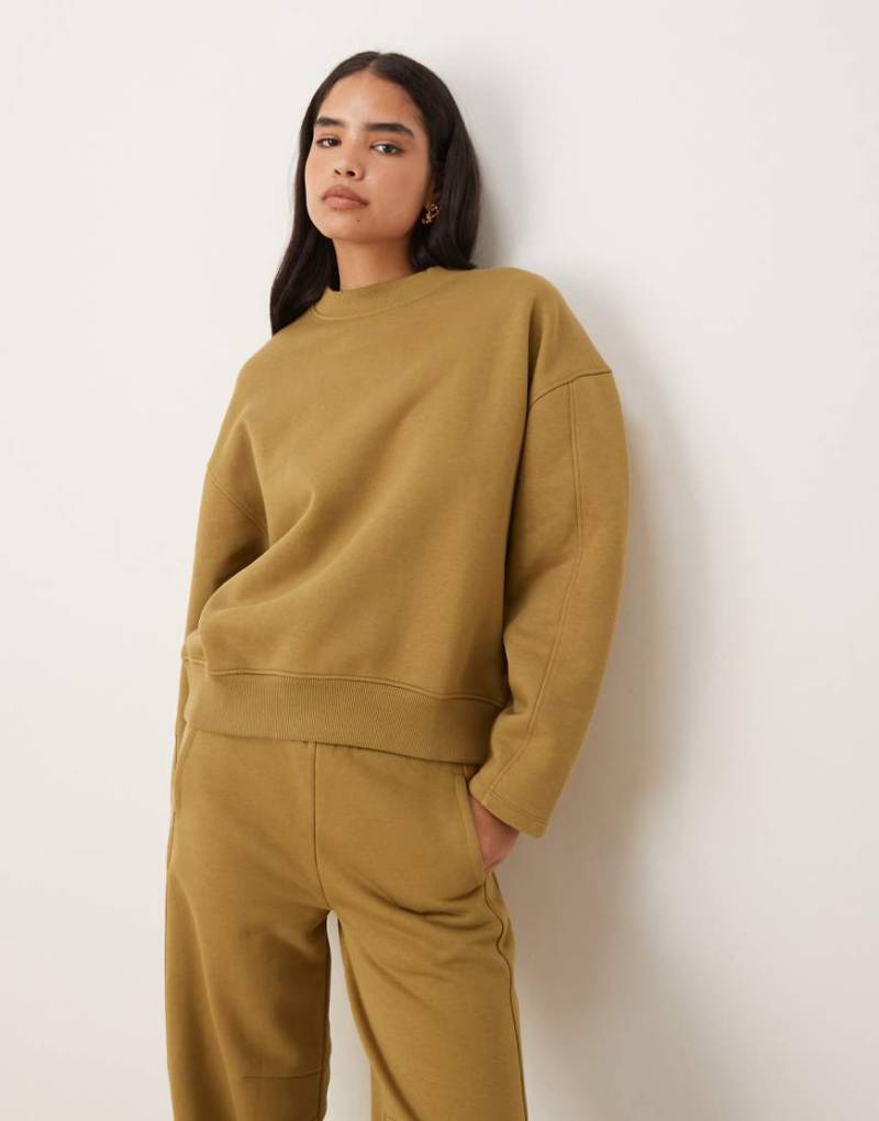 ASOS DESIGN - Hochwertiges, schweres Oversize-Sweatshirt in Keksbraun mit Kokonärmeln, 500 g/m²-Neutral von ASOS DESIGN