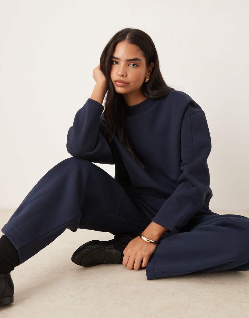 ASOS DESIGN - Hochwertiges, schweres Oversize-Sweatshirt in Marineblau mit Kokonärmeln, 500 g/m² von ASOS DESIGN