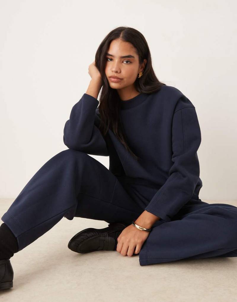 ASOS DESIGN - Hochwertiges, schweres Oversize-Sweatshirt in Marineblau mit Kokonärmeln, 500 g/m² von ASOS DESIGN