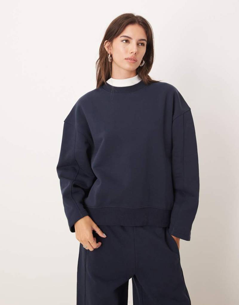 ASOS DESIGN - Hochwertiges, schweres Oversize-Sweatshirt in Marineblau mit Kokonärmeln, 500 g/m² von ASOS DESIGN