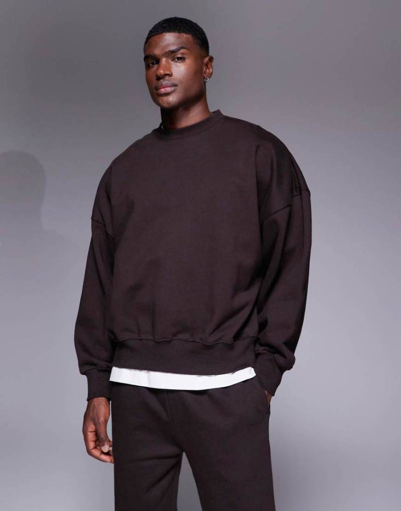 ASOS DESIGN - Hochwertiges, schweres Super-Oversize-Sweatshirt in Braun, 400 g/m² von ASOS DESIGN