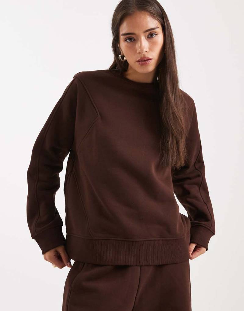 ASOS DESIGN - Hochwertiges, schweres Sweatshirt in Schokobraun mit Ziernähten, 500 g/m²-Brown von ASOS DESIGN