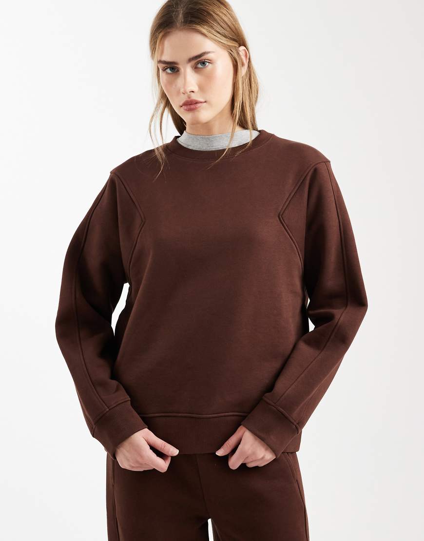 ASOS DESIGN - Hochwertiges, schweres Sweatshirt in Schokobraun mit Ziernähten, 500 g/m²-Brown von ASOS DESIGN