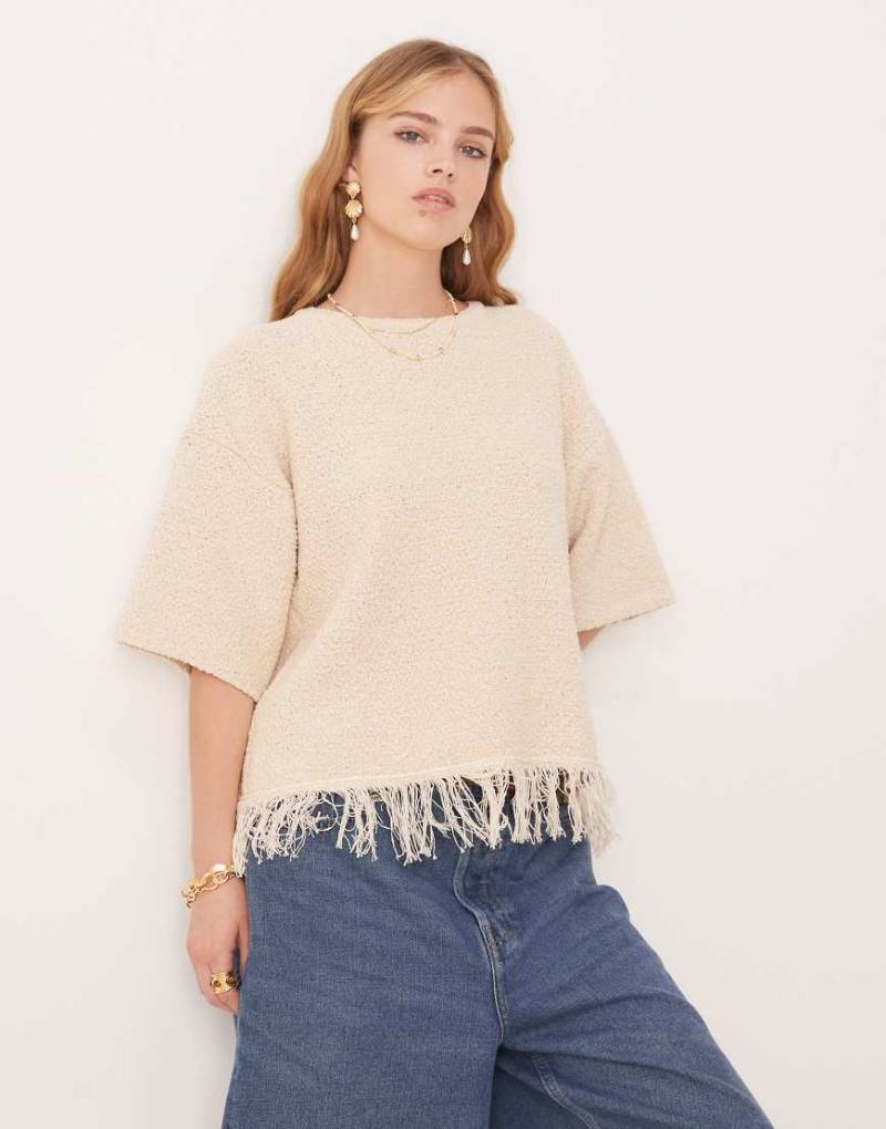 ASOS DESIGN - Hochwertiges, strukturiertes T-Shirt in Cremeweiß mit Fransensaum von ASOS DESIGN