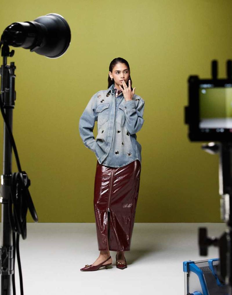 ASOS DESIGN - Hochwertiges Jeanshemd in Mittelblau mit Ösendetails von ASOS DESIGN