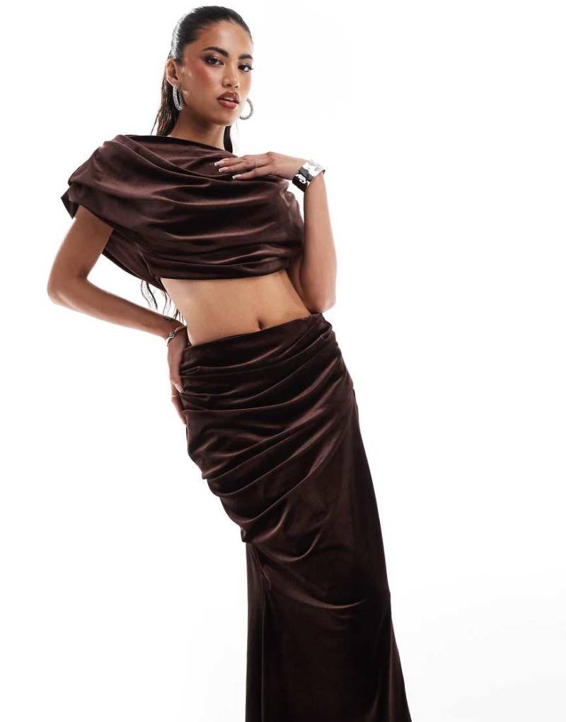 ASOS DESIGN - Hochwertiges Maxikleid aus Samt in Schokobraun mit Schlitz-Ausschnitt von ASOS DESIGN