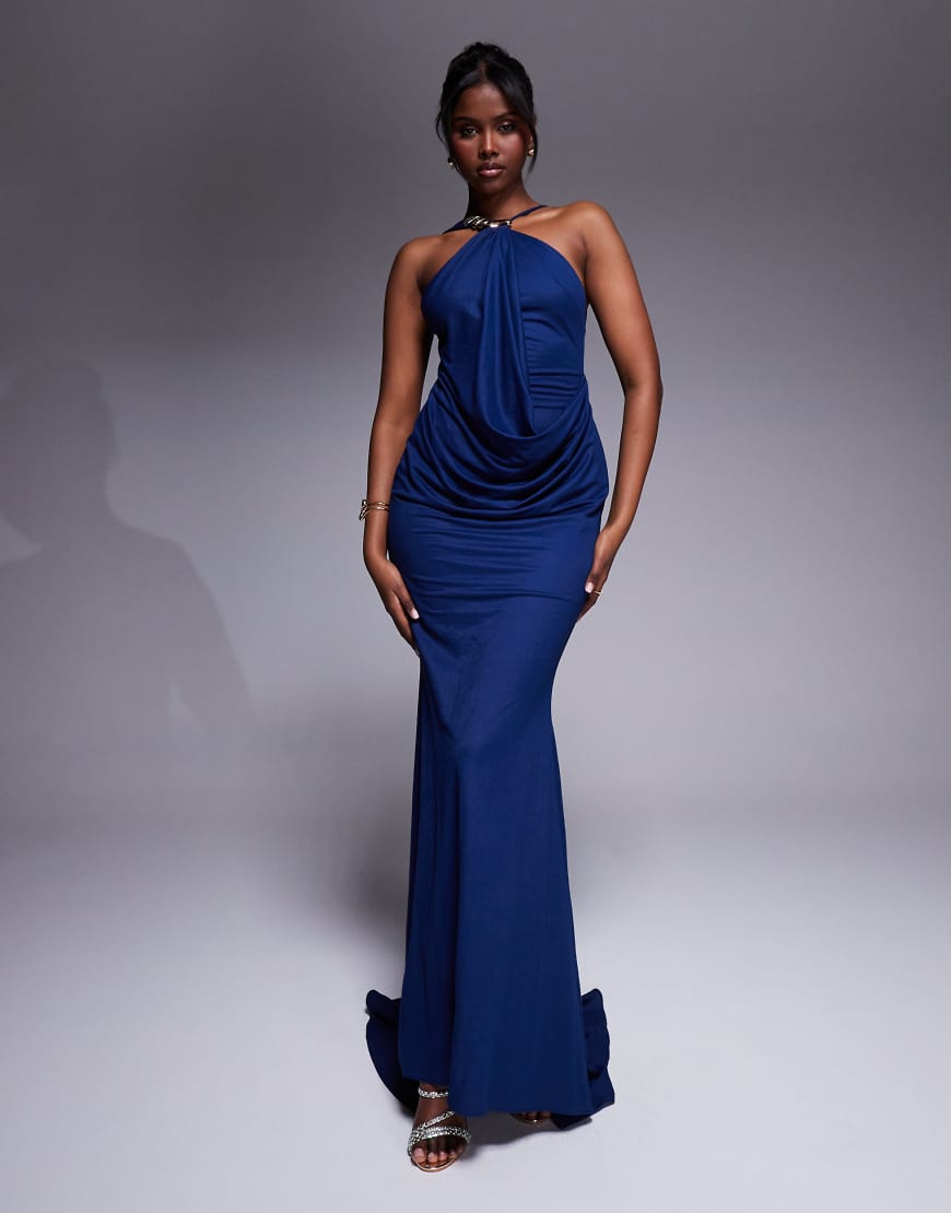 ASOS DESIGN - Hochwertiges Neckholder-Maxikleid aus Jersey-Leinen in Dunkelblau mit mehreren Metalldetails und Schleppe von ASOS DESIGN
