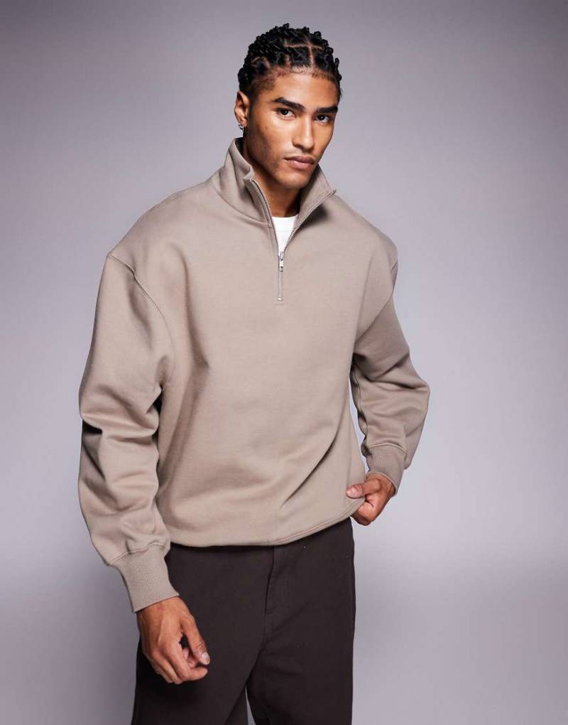 ASOS DESIGN - Hochwertiges Oversize-Sweatshirt aus schwerem Stoff in Beige mit kurzem Reißverschluss, 400 g/m²-Brown von ASOS DESIGN
