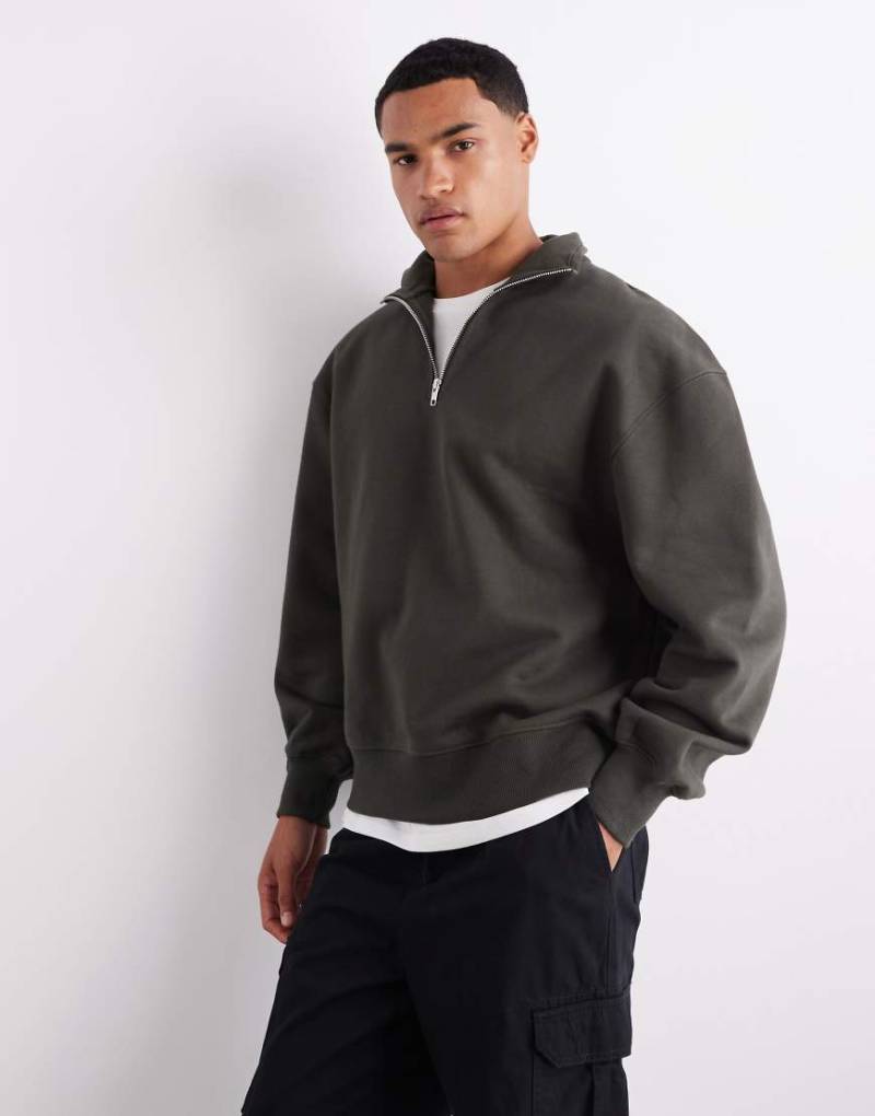 ASOS DESIGN - Hochwertiges Oversize-Sweatshirt aus schwerem Stoff in Khaki mit kurzem Reißverschluss, 400 g/m²-Grün von ASOS DESIGN
