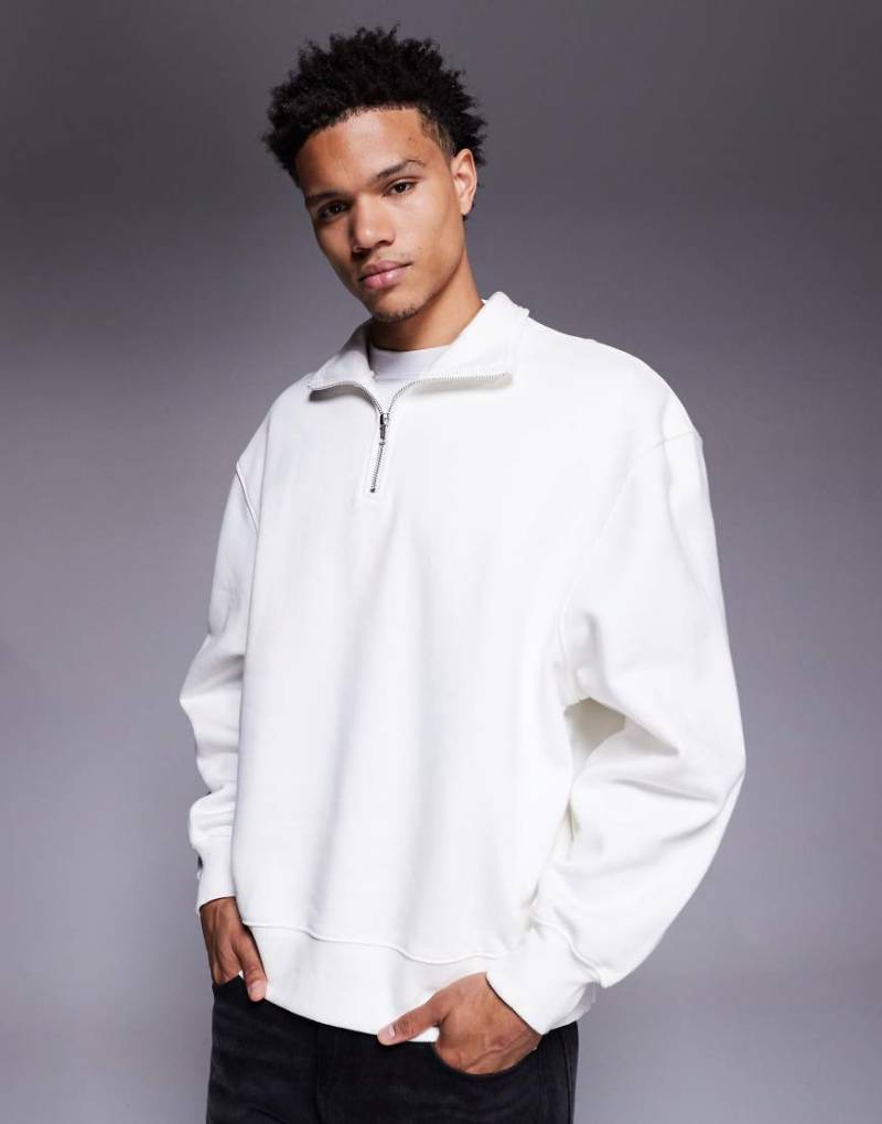 ASOS DESIGN - Hochwertiges Oversize-Sweatshirt in Wollweiß aus schwerem Stoff mit kurzem Reißverschluss, 400 g/m² von ASOS DESIGN