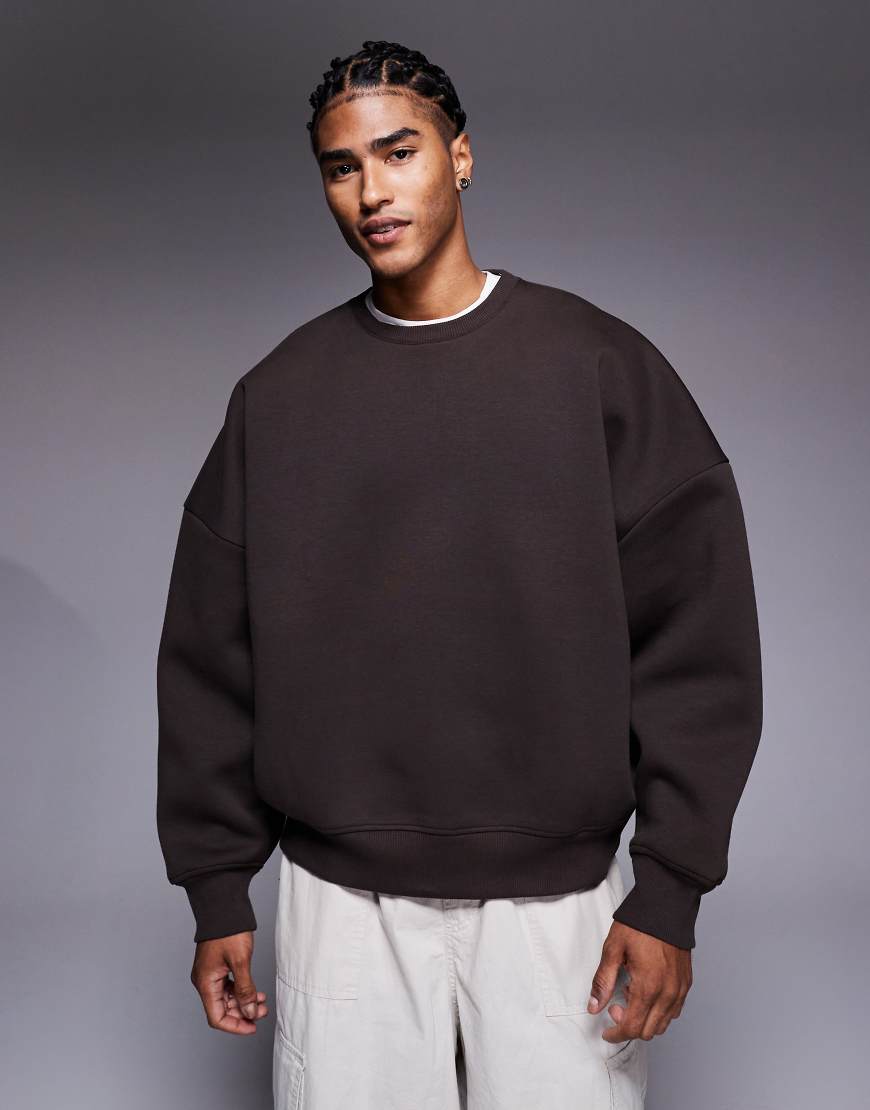 ASOS DESIGN - Hochwertiges Sweatshirt aus schwerem, neoprenartigem Material in Braun mit extremer Oversize-Passform-Brown von ASOS DESIGN