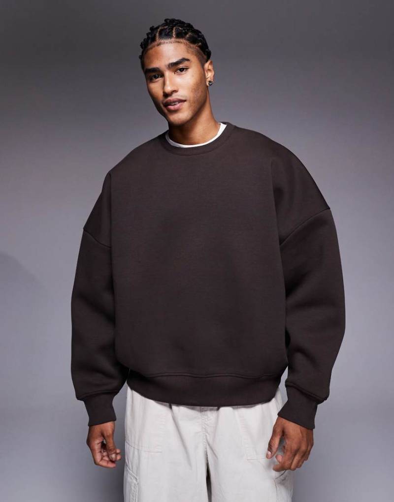 ASOS DESIGN - Hochwertiges Sweatshirt aus schwerem, neoprenartigem Material in Braun mit extremer Oversize-Passform-Brown von ASOS DESIGN