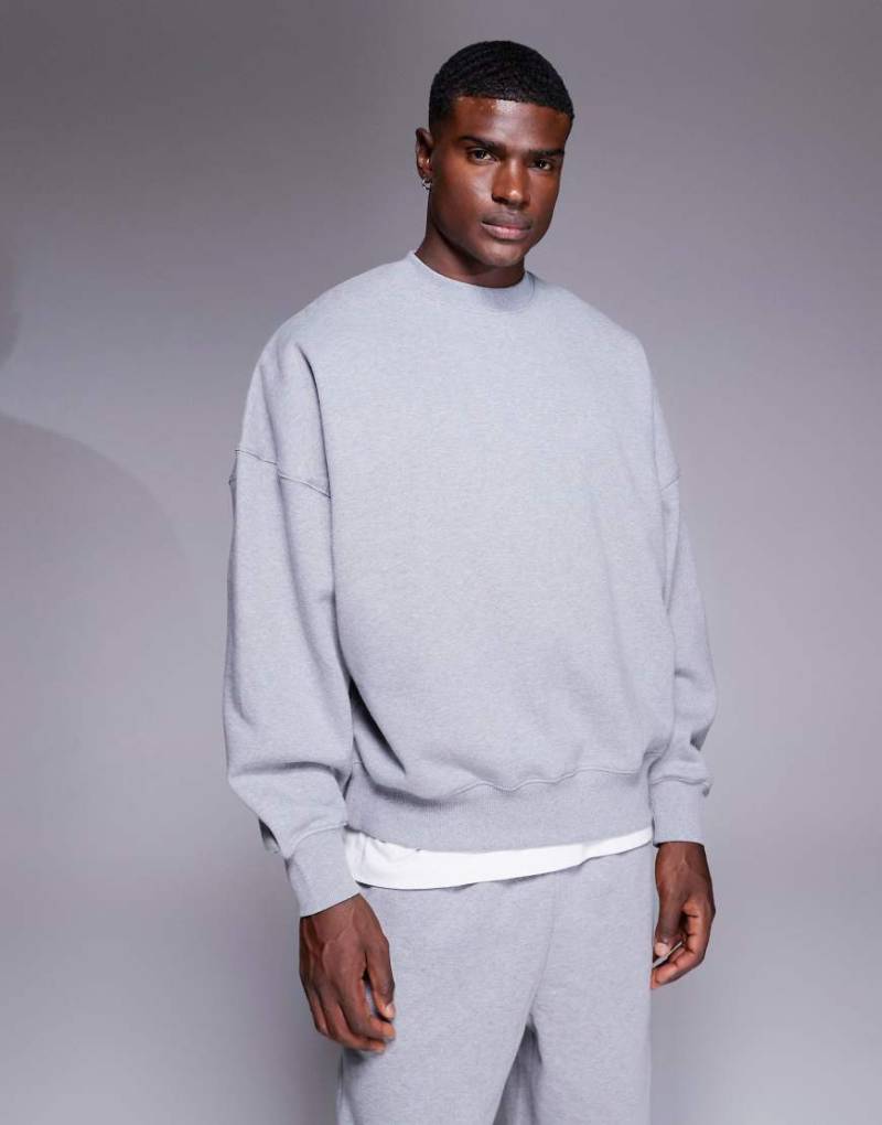ASOS DESIGN - Hochwertiges Super-Oversize-Sweatshirt in meliertem Grau aus schwerem Material, 400 g/m² von ASOS DESIGN