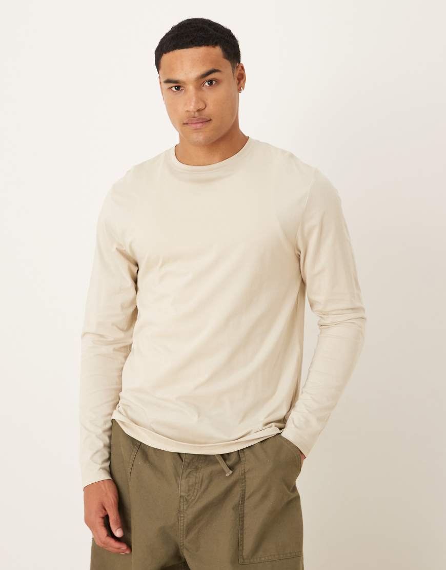 ASOS DESIGN - Hochwertiges langärmliges Shirt aus SUPIMA-Baumwolle in Steinbeige mit Rundhalsausschnitt-Neutral von ASOS DESIGN