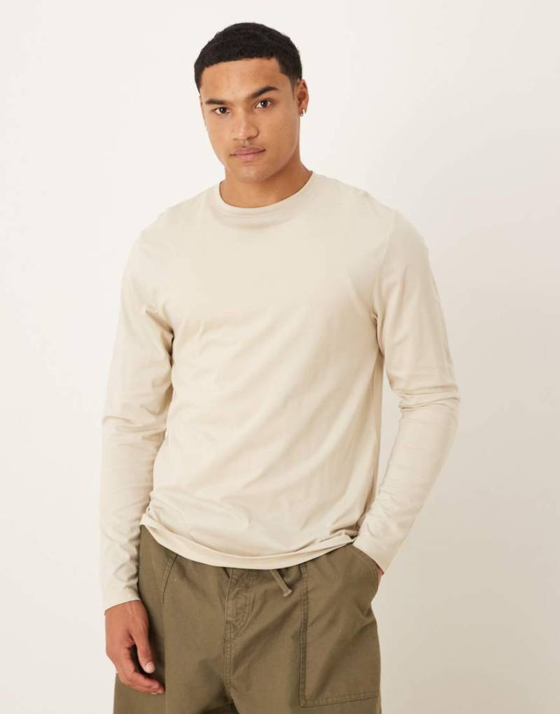 ASOS DESIGN - Hochwertiges langärmliges Shirt aus SUPIMA-Baumwolle in Steinbeige mit Rundhalsausschnitt-Neutral von ASOS DESIGN