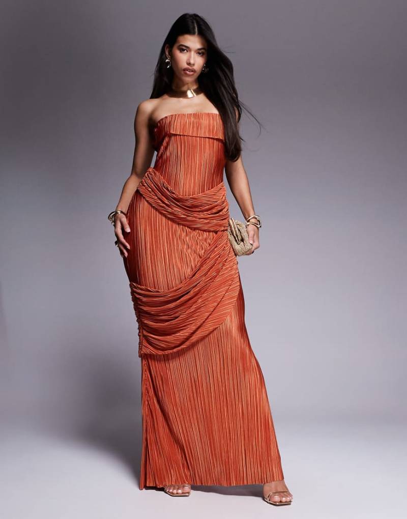 ASOS DESIGN - Hochwertiges plissiertes Maxikleid ohne Träger in Rostrot mit drapierten Bahnen-Orange von ASOS DESIGN