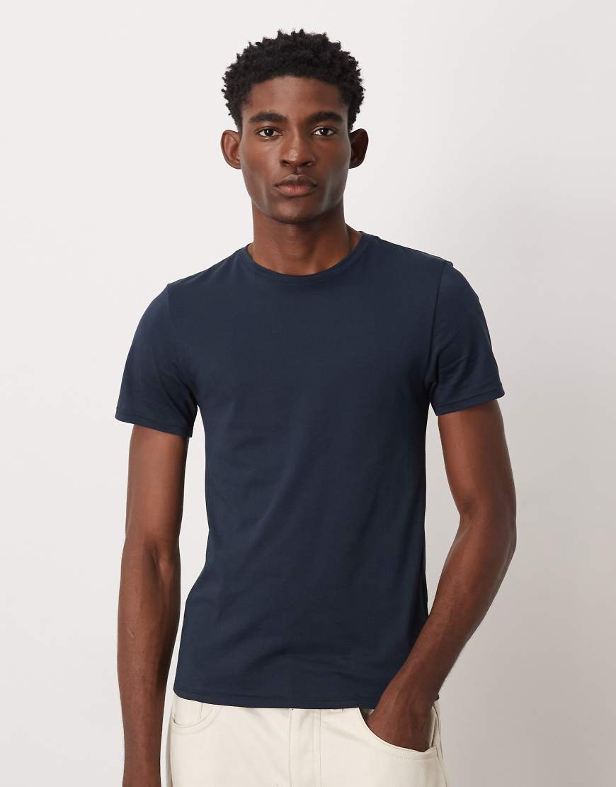ASOS DESIGN - Hochwertiges schmales T-Shirt aus SUPIMA-Baumwolle in Marineblau von ASOS DESIGN