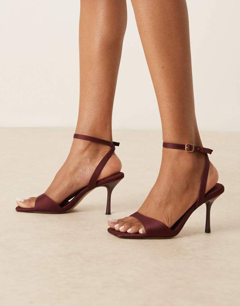 ASOS DESIGN - Hollow - Filigrane Satin-Sandaletten in Burgunderrot ASOS DESIGN - Hollow - Filigrane Satin-Sandaletten in Burgunderrot von ASOS DESIGN