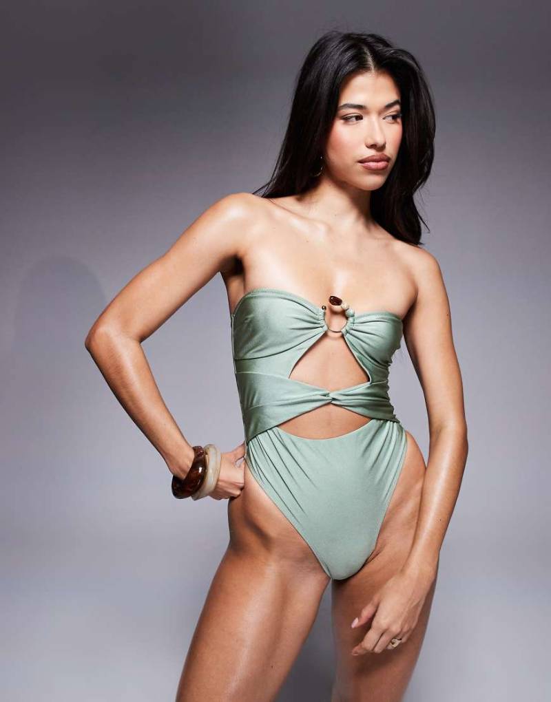 ASOS DESIGN - Holly - Trägerloser Badeanzug in Meeresschaum-Grün mit Perlendetail von ASOS DESIGN