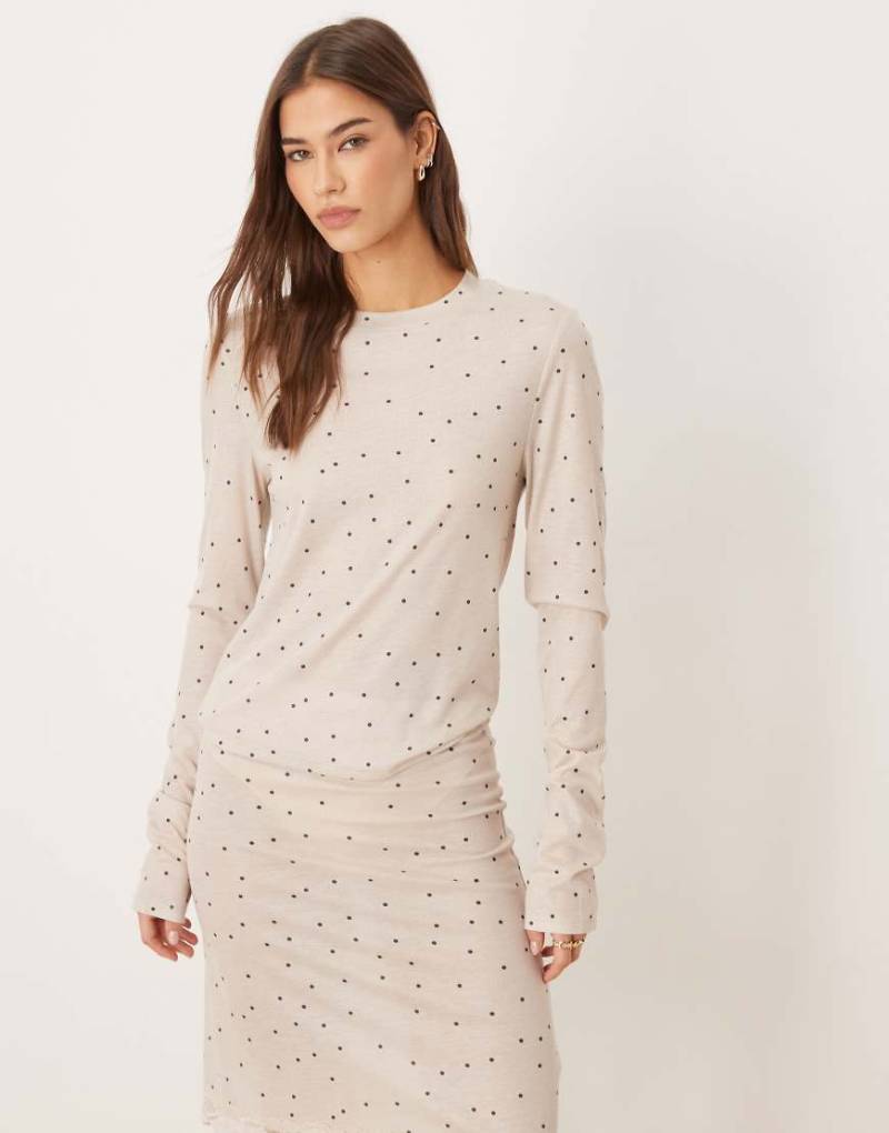 ASOS DESIGN - Honey - Anschmiegsames, langärmliges Pyjama-Oberteil in Creme mit Punktemuster-Brown von ASOS DESIGN