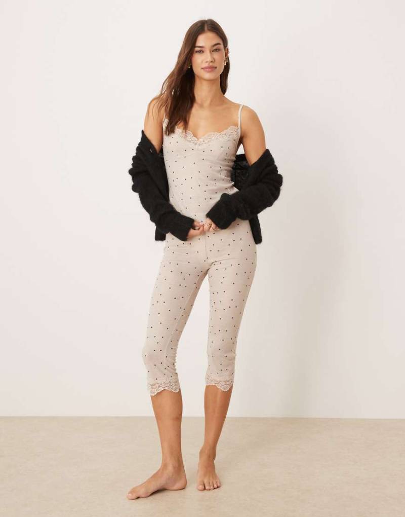ASOS DESIGN - Honey - Gepunktete Pyjama-Caprihose in Creme mit geschmeidiger Haptik und Spitzenbesatz-Neutral von ASOS DESIGN