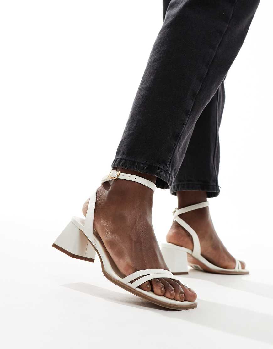 ASOS DESIGN - Honeydew - Sandalen in Elfenbein mit mittelhohem Blockabsatz-Weiß von ASOS DESIGN