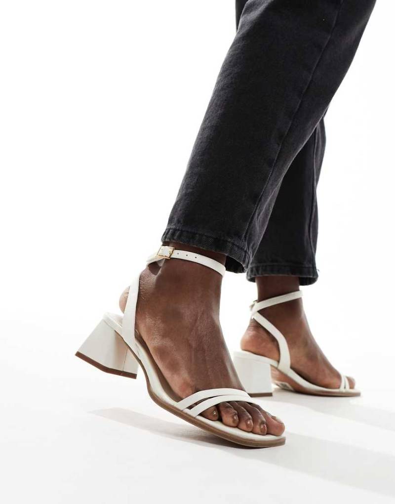 ASOS DESIGN - Honeydew - Sandalen in Elfenbein mit mittelhohem Blockabsatz-Weiß von ASOS DESIGN